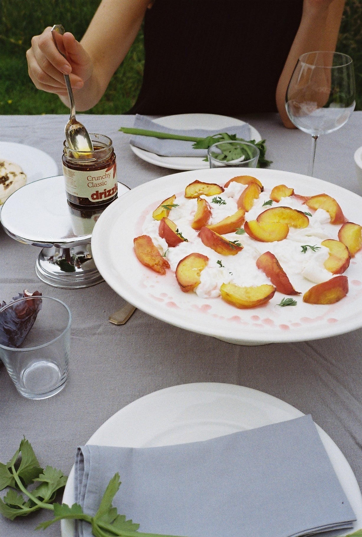 Drizzle Crispy chili olie met perzik en burrata