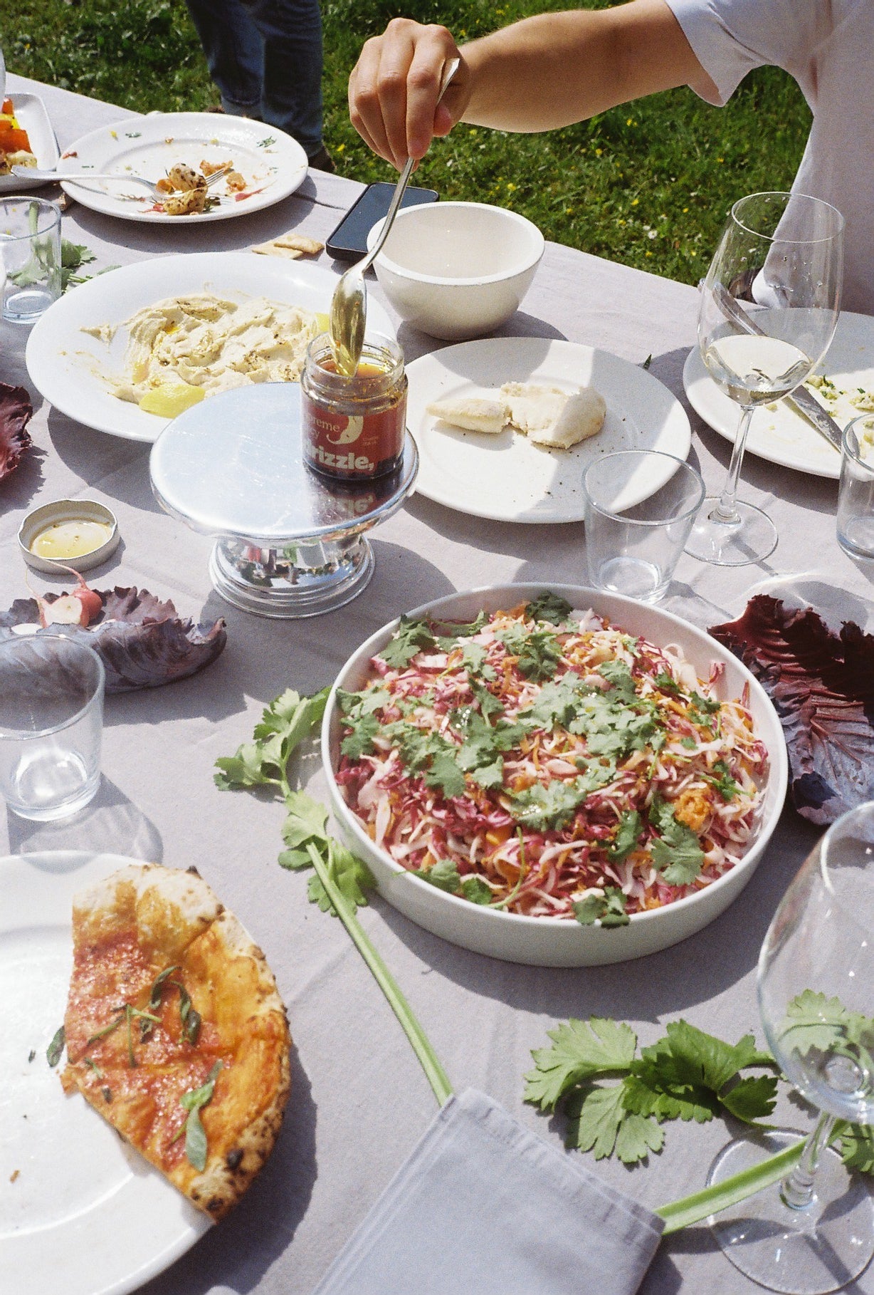 Drizzle crispy chili olie met koolsalade