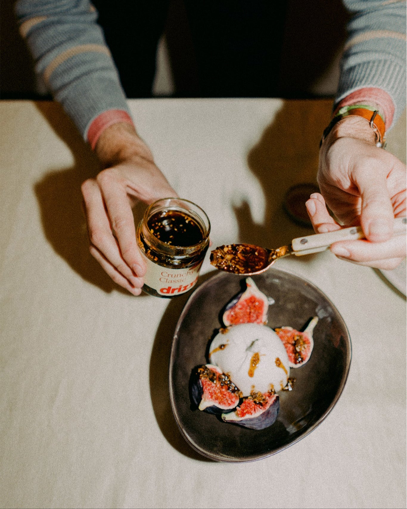 Drizzle Crunchy Classic met vijgen en burrata - crispy chili olie
