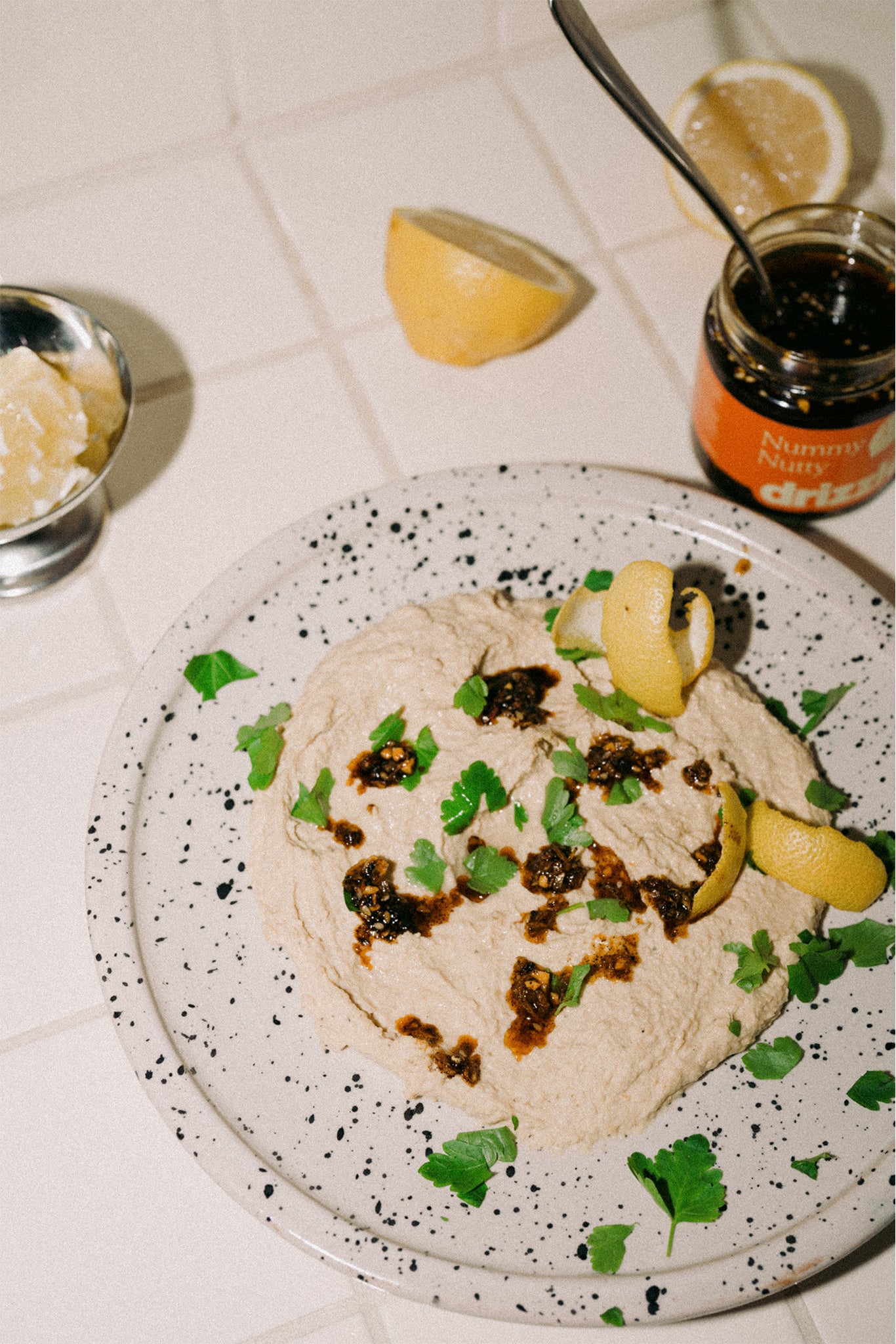 Drizzle Nummy Nutty met hummus - crispy chili olie