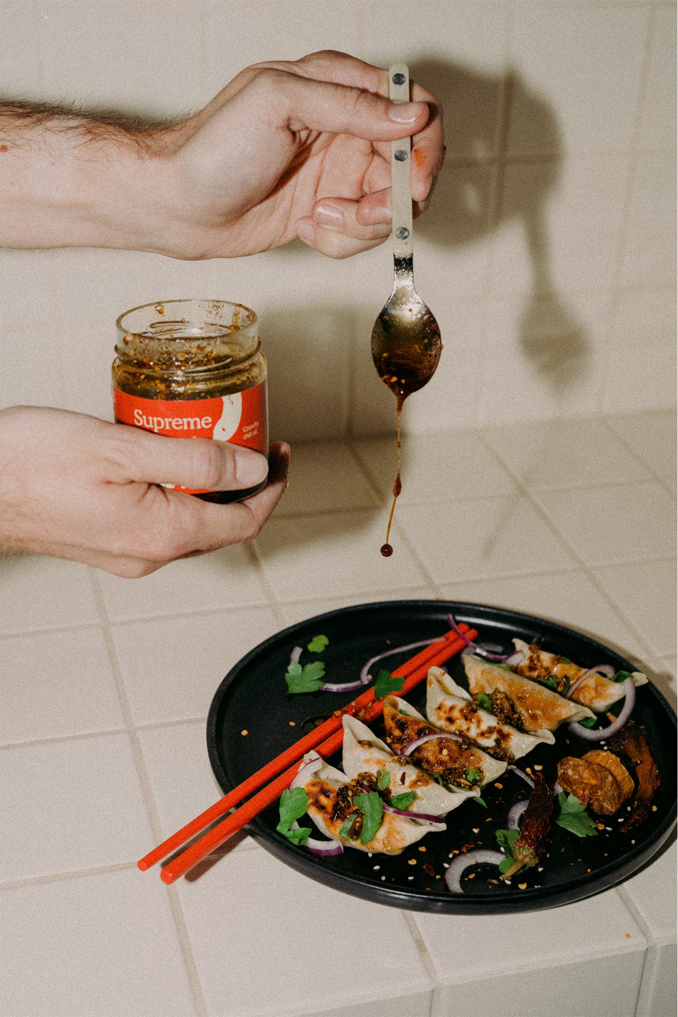 Drizzle Supreme Spicy met dumplings en gyoza's - crispy chili olie