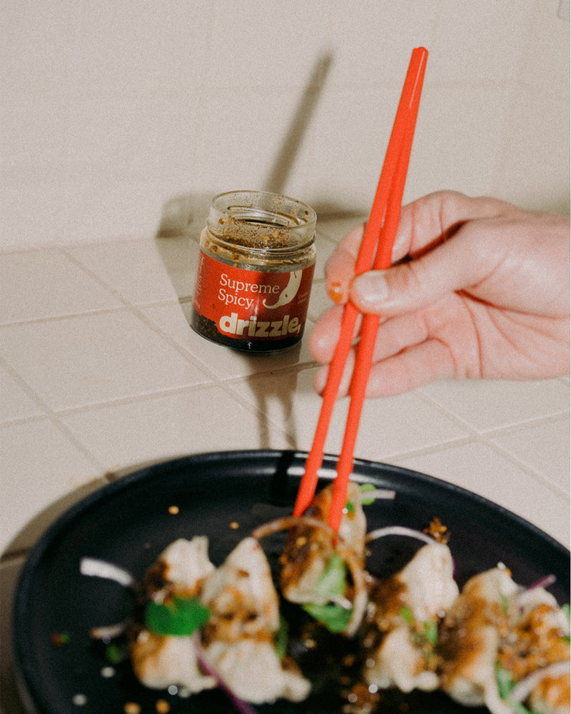 Drizzle Supreme Spicy met dumplings en gyoza's - crispy chili olie's